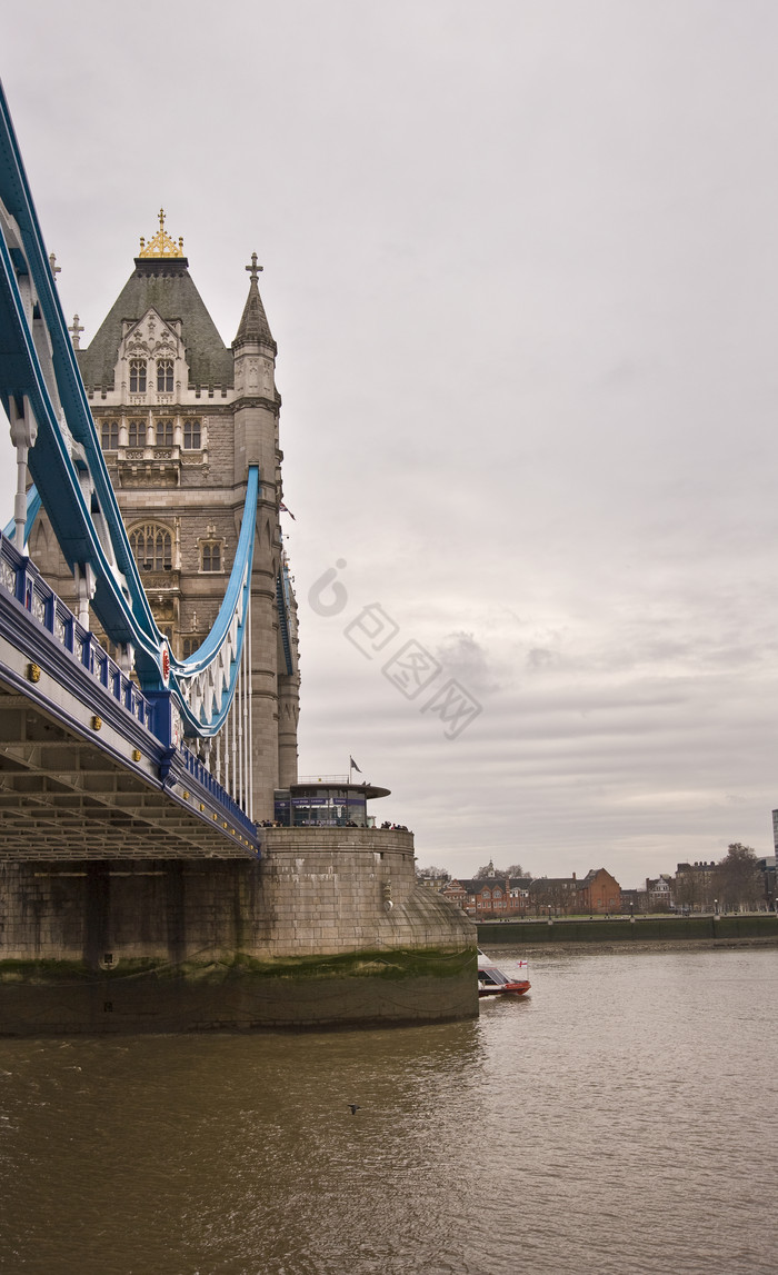 灰色调水上的大桥摄影图