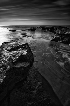 黑白风格如画的海岸摄影图