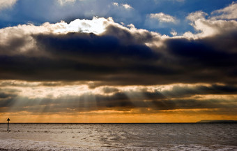 深色调乌云下的海面摄影图