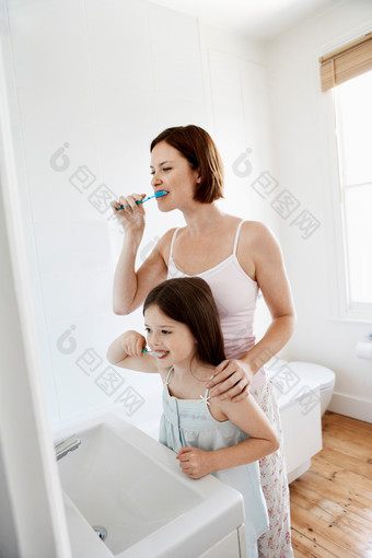 简约刷牙的母女摄影图