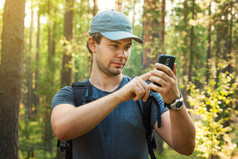 深色调在森林中的男人摄影图