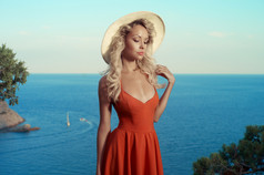 海边的红裙女生摄影图