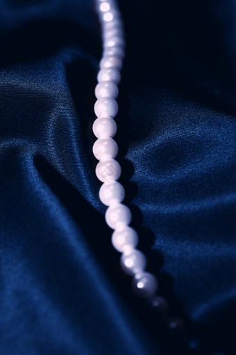 蓝色调珍珠<strong>项链</strong>摄影图