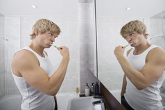 灰色调在刷牙的男人摄影图