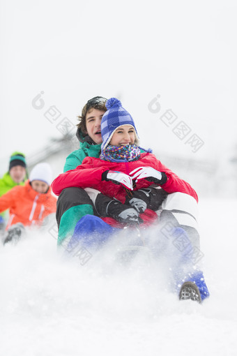 灰色调雪中玩耍的人摄影图