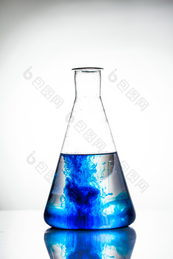 玻璃烧瓶和蓝色液体