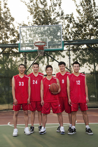 团队合作信心一群人球队篮球球衣男人球员