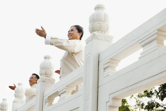 爷爷奶奶早晨打<strong>太极</strong>运动户外锻炼白色衣服