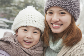 冬天妈妈儿子小孩季节下雪大衣羊毛帽子摄影