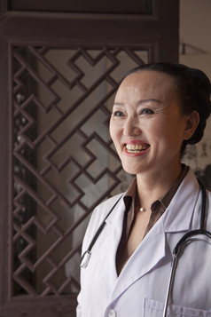 白大褂医生女人成熟的职业工作微笑肖像摄影