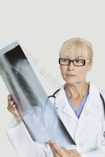 灰色调看X光片的医生摄影图