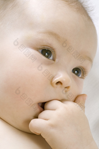 简约吃手的小婴儿摄影图