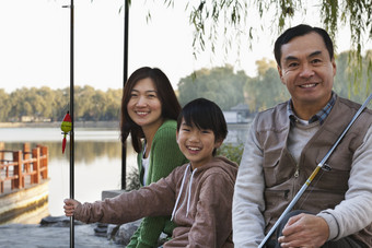 一家三口爸爸妈妈儿子江边钓鱼户外周末休闲