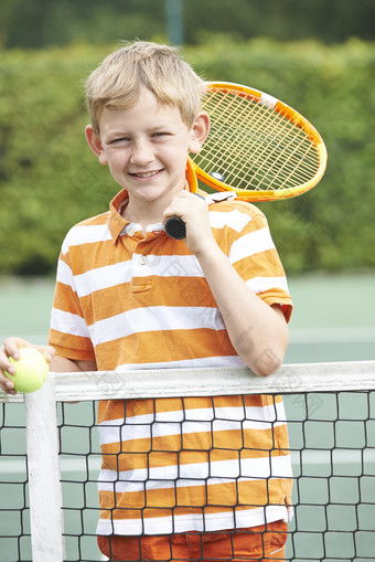清新打网球的男孩摄影图