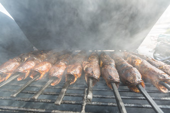 烧烤架上的烤鱼摄影图