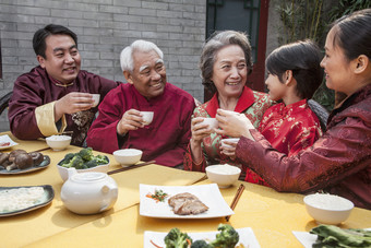 一家人相互敬酒摄影图