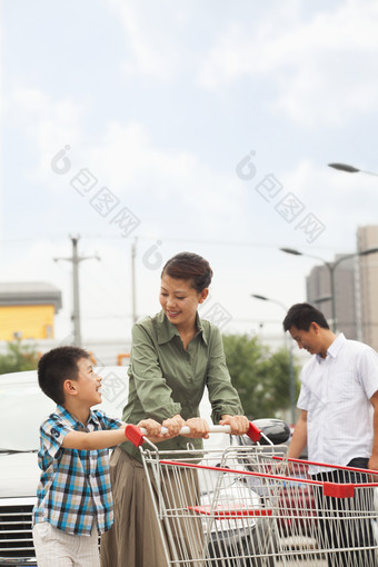 购物车女人小男孩母亲妈妈推车超市购物摄影