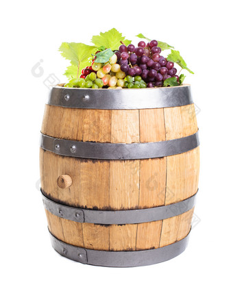 酒桶上的葡萄水果