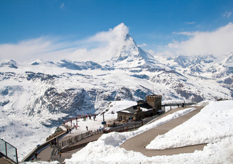 蓝色调漂亮雪山摄影图