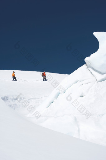 深色调在雪山攀登摄影图