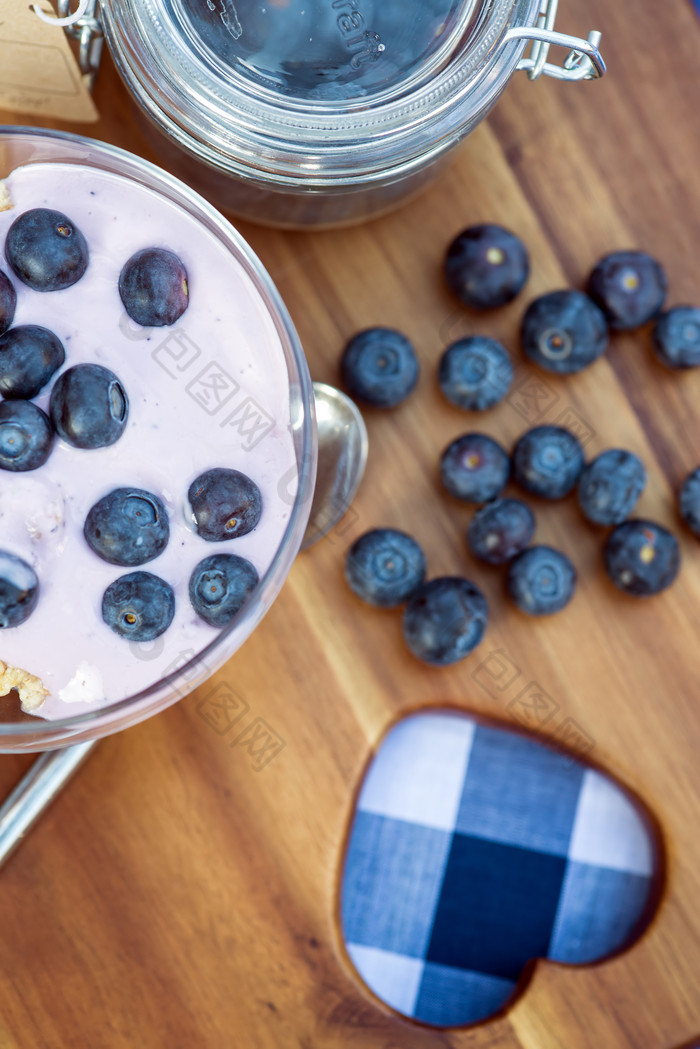 暗色蓝莓牛奶摄影图