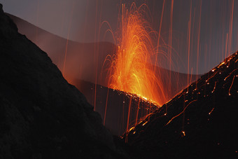 深色调火山喷发摄影图