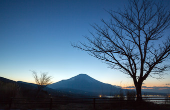 夜晚的富士山摄影图