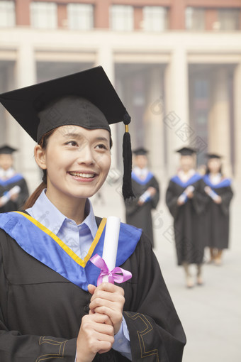 大学生年轻人女学生毕业学位帽礼服微笑教育