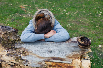 清新在<strong>枯树</strong>上睡觉的女人摄影图