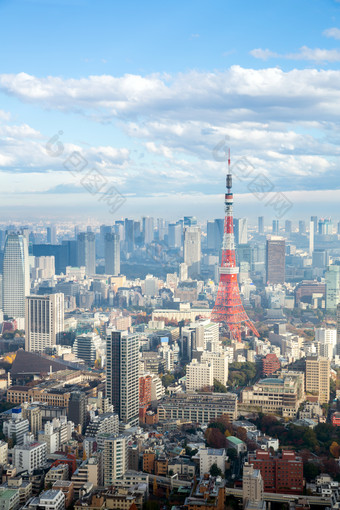 蓝天白云下的日本东京塔