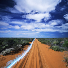 蓝色调野外的一条公路摄影图