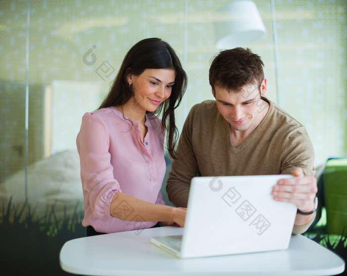 夫妻二人玩笔记本电脑