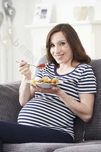 简约吃饭的孕妇摄影图