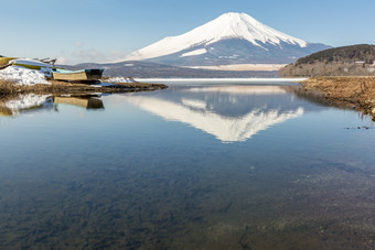 蓝色调漂亮富士山摄影图