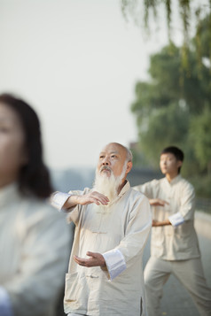 打太极健身的老年人