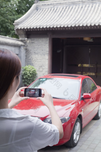 女人红色的汽车新车手机聚焦拍照摄影