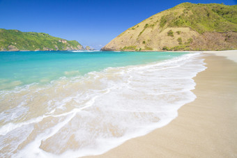 海边海浪冲击海水度假旅游风景摄影图片