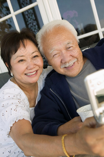 拿手机视频通话的<strong>夫妻</strong>