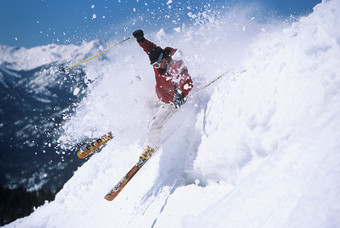 深色调在高山上滑雪摄影图