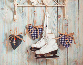 挂在木板挂架上的溜冰鞋和<strong>香包</strong>