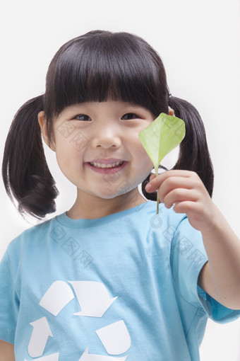 环保小女孩拿着叶子微笑<strong>公益爱心</strong>绿色