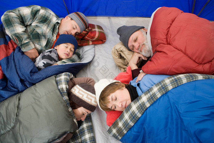深色调在帐篷中的一家人摄影图