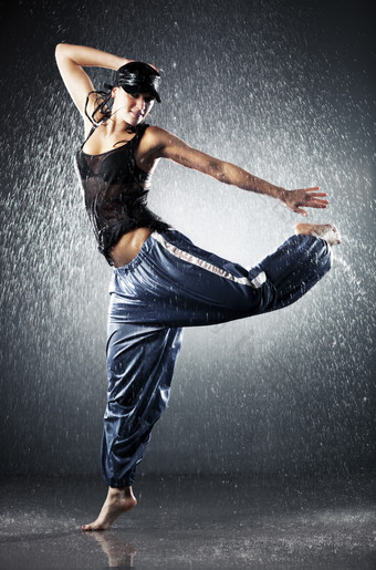 暗色调雨中的<strong>舞者</strong>摄影图