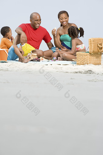 简约野餐的家人摄影图