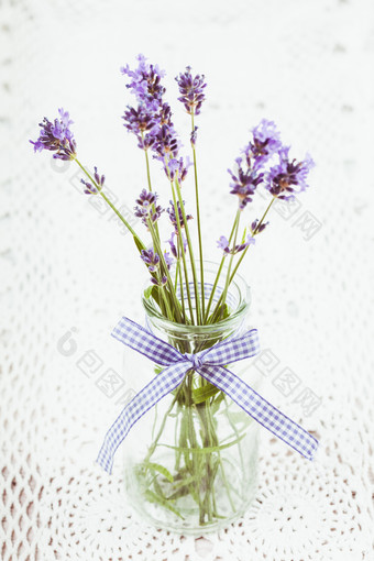 玻璃瓶里的紫色薰衣草