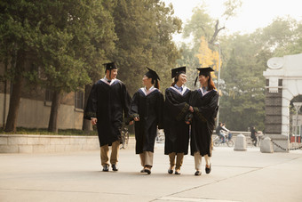 学生学校学士帽一群人男人女人毕业微笑开心