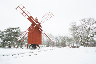 简约冬天里的风车摄影图