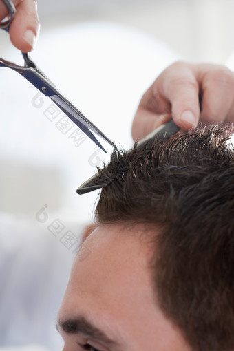 修剪头发的男人摄影图