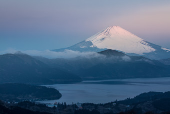 日本富士山远景图