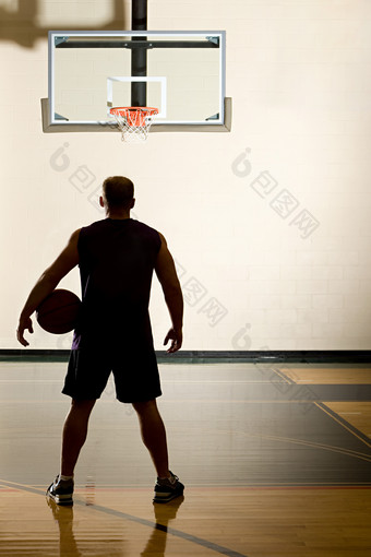 暗色调<strong>篮球运动员</strong>摄影图